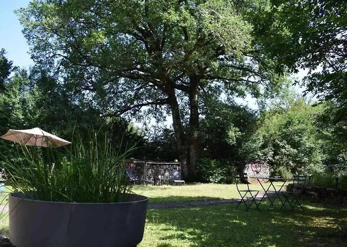 Romantique, Avec Son Petit Etang Prive En Dordogne